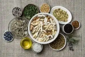 Les vitamines pourraient être la réponse à la sécheresse de la peau, ainsi qu'à la santé de la peau. Il existe sur le marché de nombreux compléments alimentaires développés spécifiquement pour les peaux sèches. Vous trouverez ci-dessous plusieurs vitamines que vous pouvez ajouter à votre routine de soins de la peau et à votre régime alimentaire et qui peuvent aider votre peau à maintenir son hydratation et à reconstituer sa barrière d'hydratation.