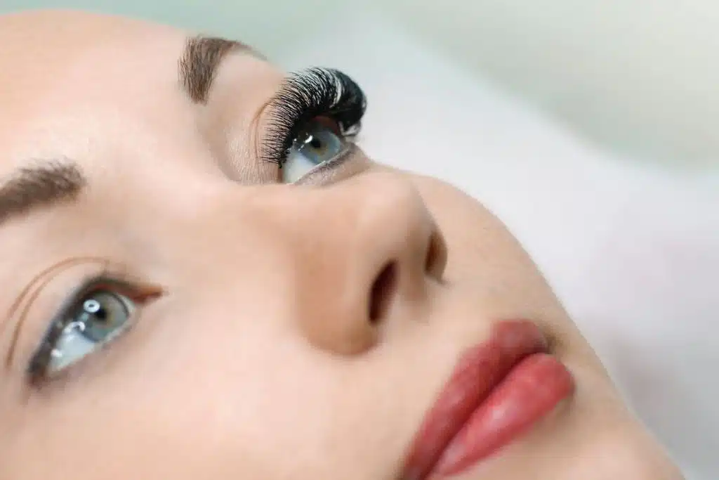 Extension de cils en 10 questions, cils à cil, oeil de biche