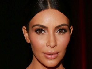 Kim Kardashian - extensions de cils yeux de biche