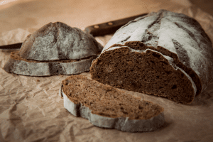 Lire la suite à propos de l’article Pain nordique : les bienfaits du pain noir