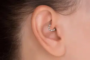 Piercing daith piercing, piercing daith bijou, piercing oreille, piercing daith migraine, daith and rook piercing, bijoux daith douleur