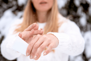 crème anti crevasse mains contre mains