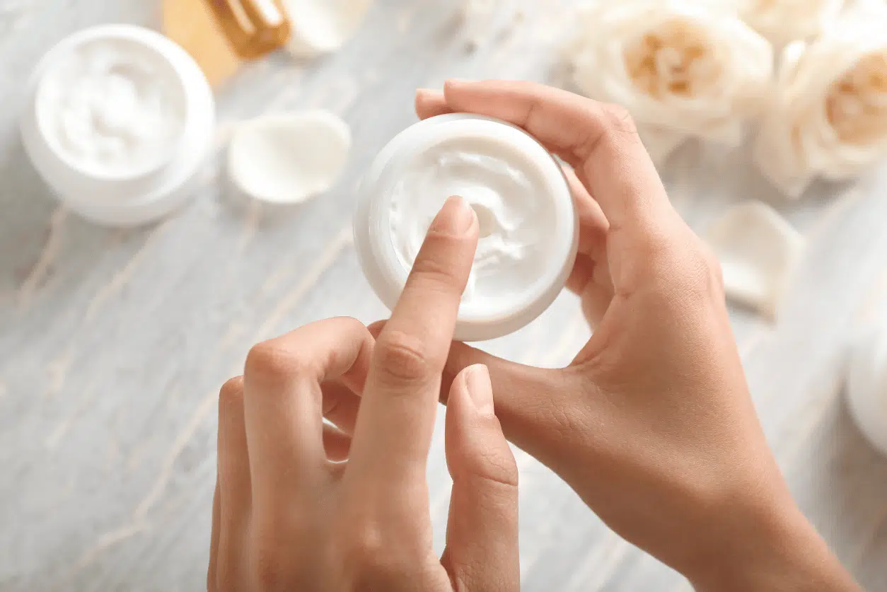 cosmétiques biologiques naturels et certifiés cosmétiques biologiques naturels certifiés en flacon et pot sur surface bois
