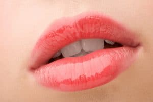 Lire la suite à propos de l’article Huile à lèvres : atout  beauté pour une hydratation naturelle intense