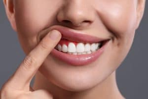 Lire la suite à propos de l’article Qu’est-ce qu’un parodontiste et pourquoi faut-il le consulter ?