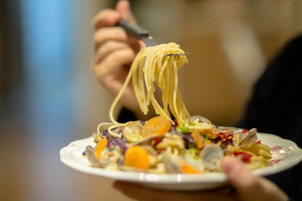 Rééquilibrage alimentaire : composition d'une assiette équilibrée Assiette équilibrée dans le cadre d'un rééquilibrage alimentaire, avec légumes colorés, protéines maigres et féculents complets