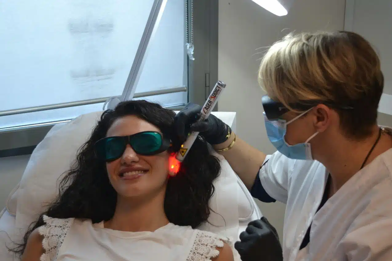 Dépendance à la nicotine et thérapie laser anti-tabac Représentation de la dépendance à la nicotine et principe de la thérapie laser auriculaire pour le sevrage tabagique