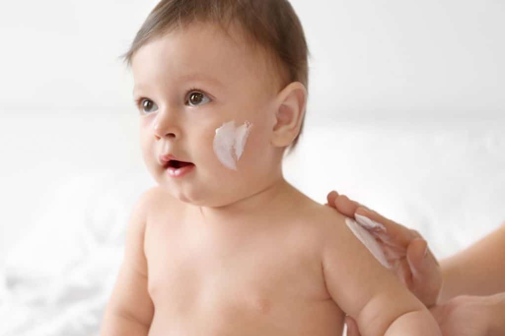 Produits de soin pour bébé de qualité crème pour le change, shampoing, solaires