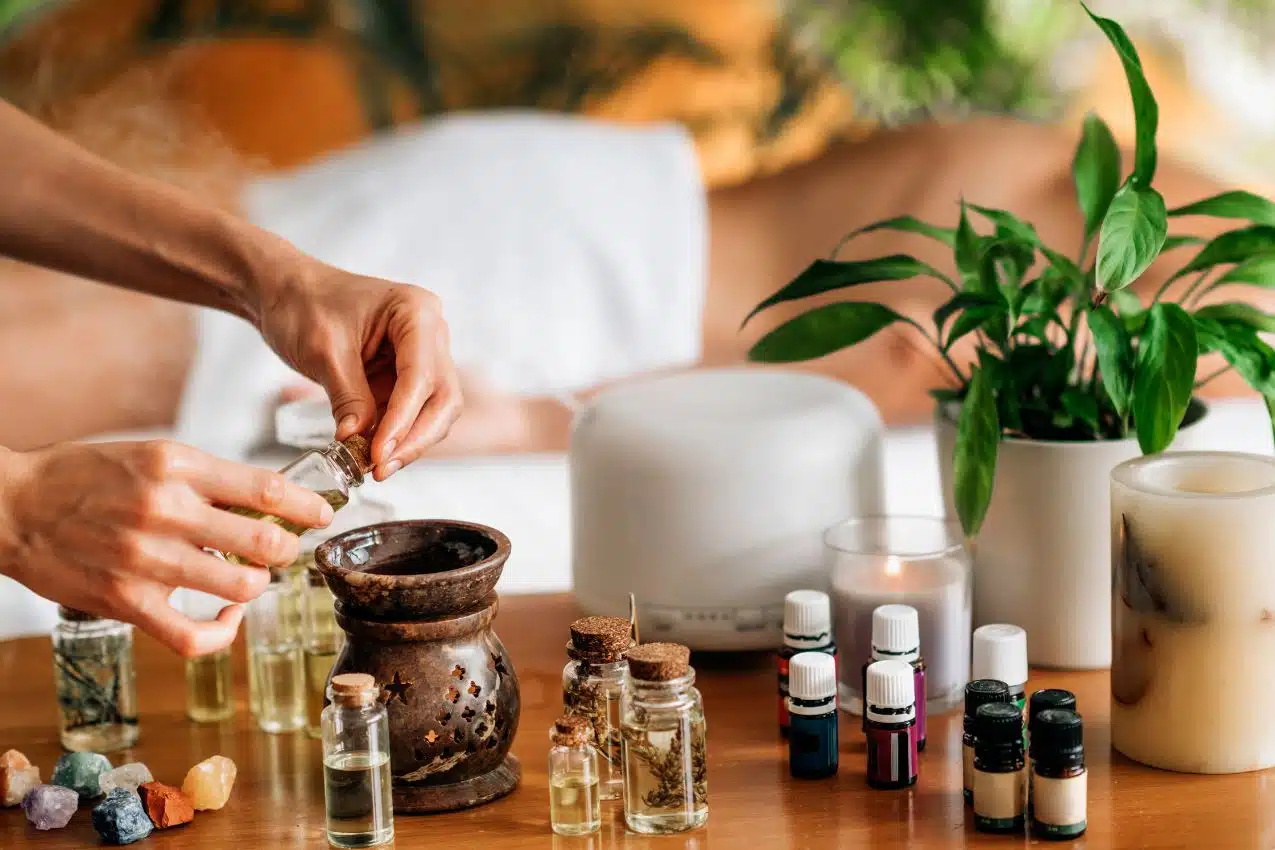 Propriétés des huiles essentielles en aromathérapie Propriétés des huiles essentielles : collection de flacons d'aromathérapie avec lavande et eucalyptus