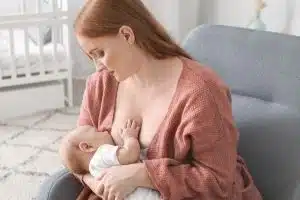 Intoxication alimentaire symptômes, maman et allaitement bébé,