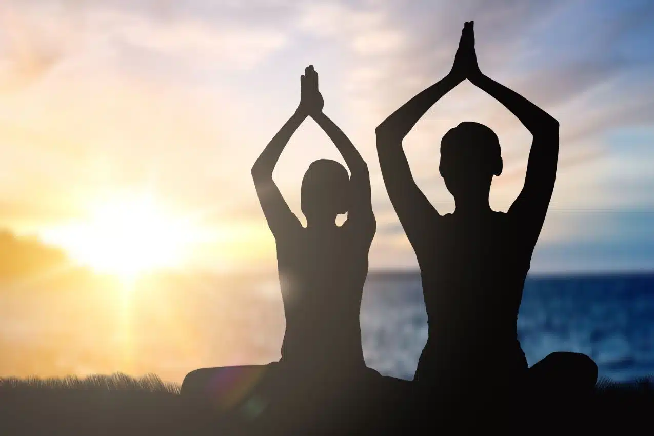 Kundalini Yoga : activation et montée de l'énergie Kundalini Posture de Kundalini Yoga illustrant la montée de l'énergie vitale à travers les chakras