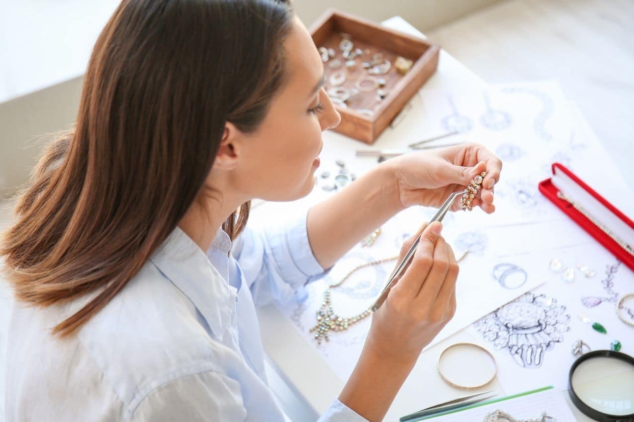 Lire la suite à propos de l’article Créez vos bijoux artisanaux : comment choisir votre matériel ?