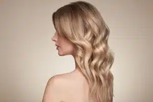 soins capillaires cheveux blonds, champoing bleu ou violet, cheveux colorés, jaunissement