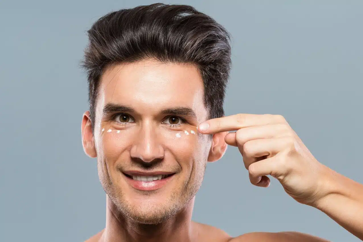Comment appliquer un soin anti-cernes Application d'un soin anti-cernes au pinceau sur le contour des yeux