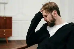 Santé mentale Homme épuisé mentalement réseaux sociaux