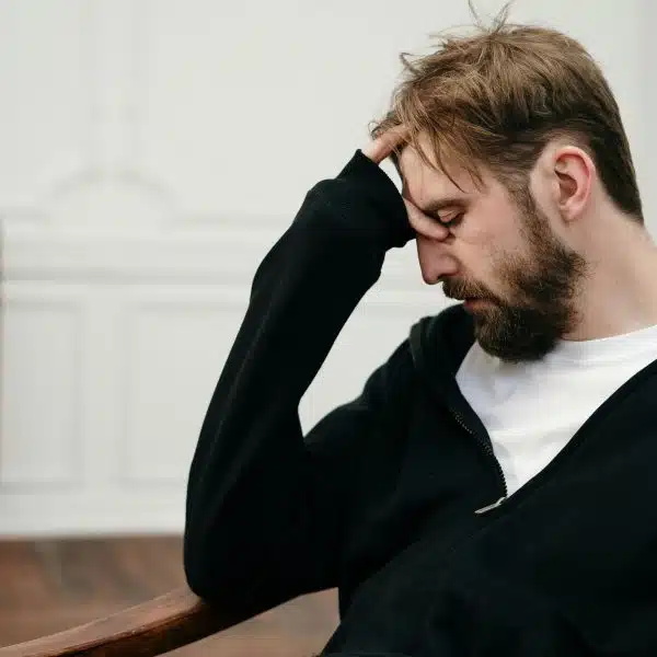 Santé mentale Homme épuisé mentalement réseaux sociaux