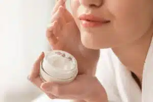 peau sensible, cosmétique maison, crème visage, nettoyant visage peau sensible, gommage visage peau sensible au toucher