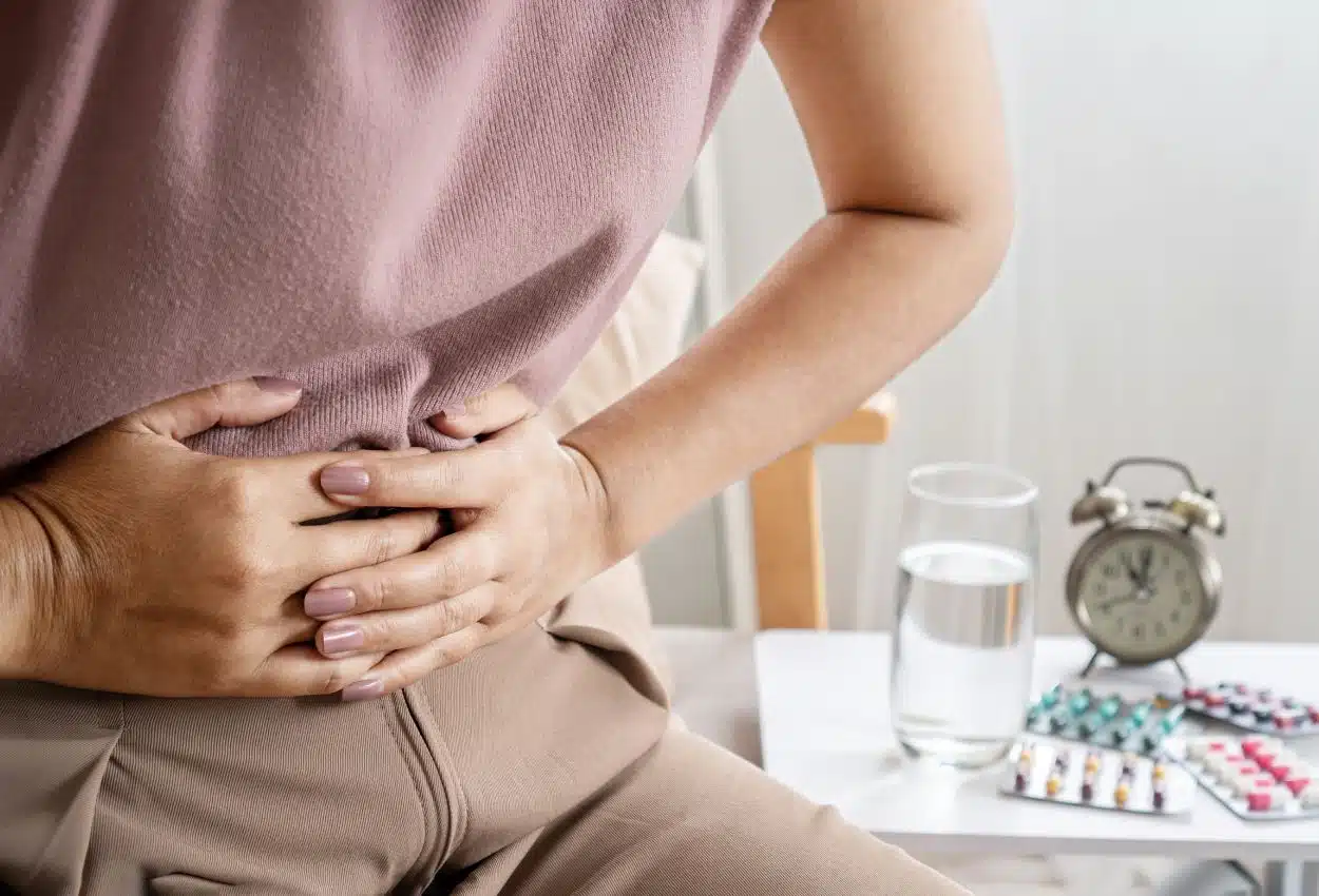 Ventre ballonné illustrant un déséquilibre du microbiote intestinal et la prolifération bactérienne