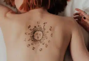 Tatouage femme, tatouage bras femme, tatouage dos femme, tatouage fleur, tatouage main tatouage doigt