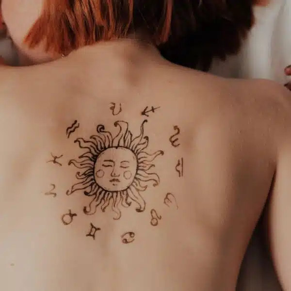 Tatouage femme, tatouage bras femme, tatouage dos femme, tatouage fleur, tatouage main tatouage doigt