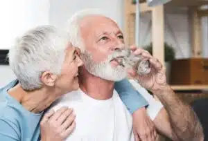 deshydratation sévère chez les seniors, symptome deshydratation severe senior, deshydratation signes, personnes agéesconséquence , peau visage deshydratée, contour yeux deshydraté,