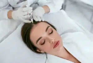 Le pouvoir de la mésothérapie pour vos cheveux : stimulez leur croissance, renforcez leur vitalité et ralentissez leur chute avec ce soin ciblé et efficace.