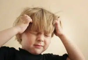 Pouxit, lentes cheveux, comment se débarrasser des poux, shampoing anti poux, peigne anti pou