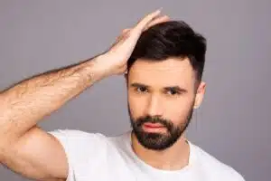 Greffe de cheveux toutes les infos essentielles à connaître avant de vous lancer. Avantages, démarches et conseils pour un choix éclairé et réussi.