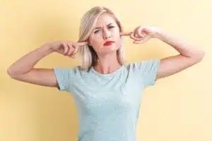Sensation d’oreille bouchée quand le problème n’est pas un bouchon