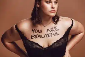 Lingerie sexy grande taille secrets pour être sensuelle et glamour, body sculptant, soutien-gorge balconnet, nuisette, porte-jarretelles, dentelle, satin, tulle
