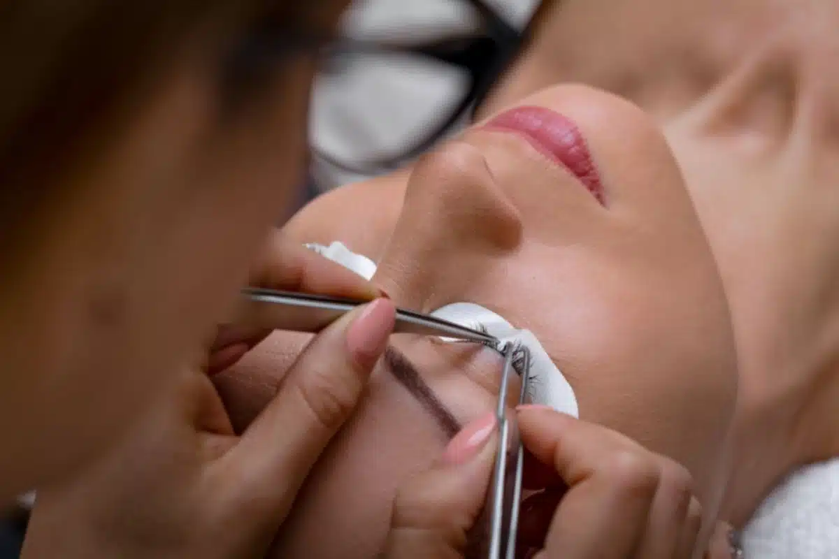 Maquillage permanent, extensions de cils, tatouage des sourcils, blanchiment des dents… Consultez un spécialiste du regard Maquillage permanent, extensions de cils, tatouage des sourcils, blanchiment des dents… Consultez un spécialiste du regard