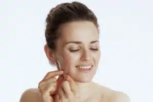 appliquer une crème anti-rides, crème anti-rides, soin visage, meilleure crème anti rides, soin liftant, lisser la peau, prévenir les rides
