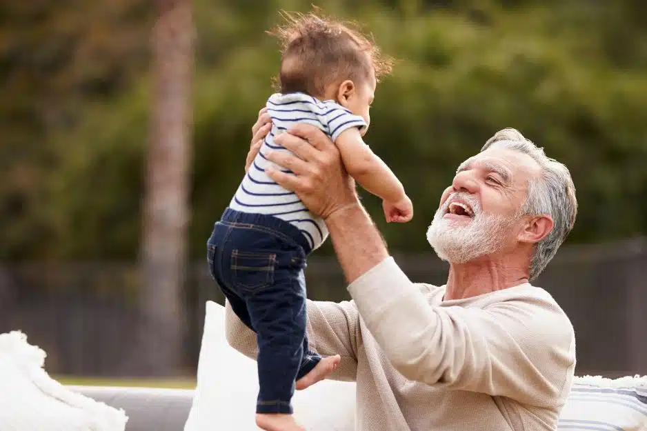 Quand crèches et Ehpad réinventent le lien entre générations, crèche intergénérationnelles, seniors, aînés, bébés
