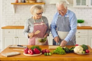 Bien vieillir chez soi après 70 ans aide à l'autonomie, rôle des mutuelles, remboursement soins à domicile, infirmiers, kiné, podologue, téléassistance
