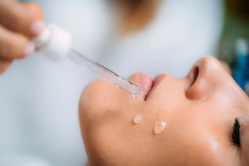Comment intégrer un sérum à l’acide glycolique dans votre routine de soin (1)