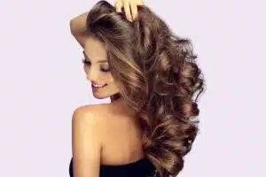 Les meilleurs soins pour une chevelure sublime et brillante, gloss capillaire, soins cheveux, sérum cheveu