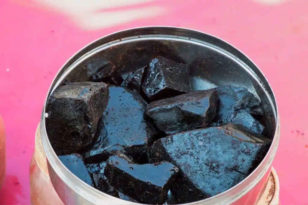 Shilajit bienfaits et dangers, bienfaits pour la santé dangers et effets secondaires troubles digestifs amélioration de l’énergie et de la vitalité stimulation de la testostérone et de la libido, maigrir et perte de poids