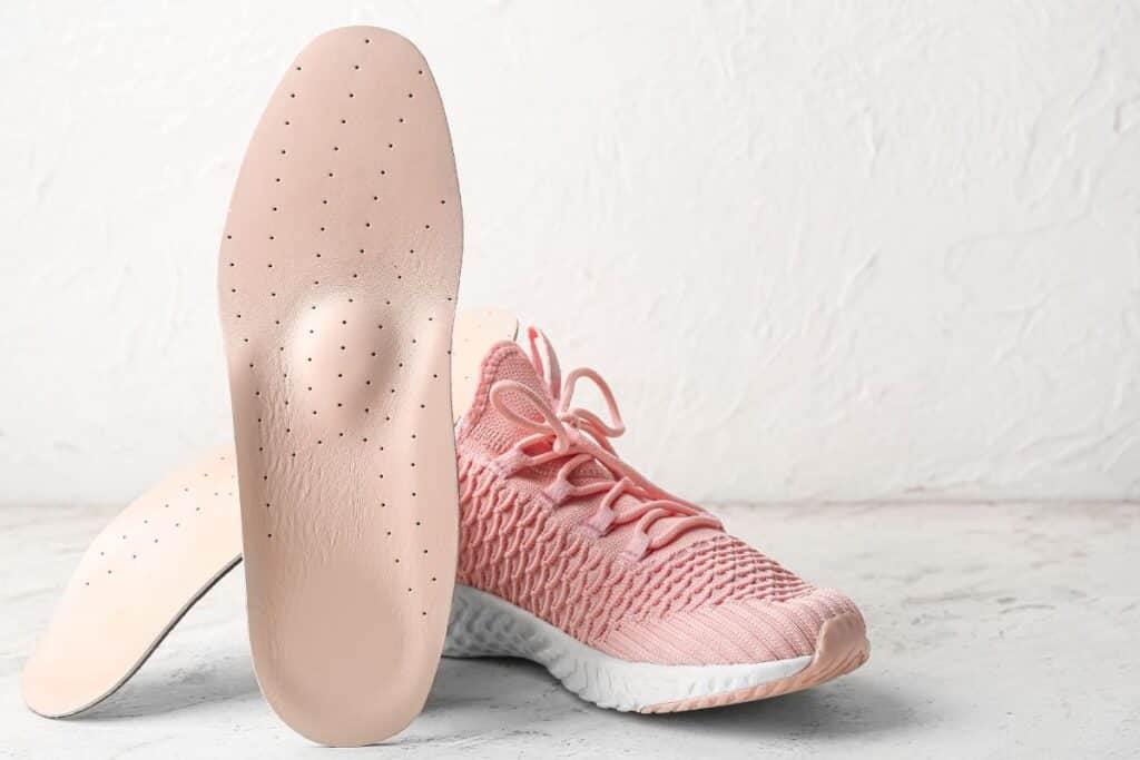 Travailler debout comment éviter les douleurs chroniques chaussures, semelles, chevillère, talonnette, protection orteille,