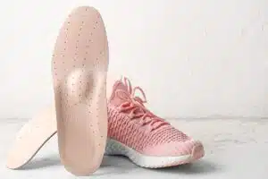 Travailler debout comment éviter les douleurs chroniques chaussures, semelles, chevillère, talonnette, protection orteille,