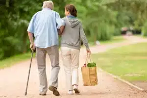 Aide à domicile seniors auxiliaire de vie aidant à domicile prestataire agréé services à la personne, aide à la toilette habillage repas préparation des repas courses, promenades, accompa