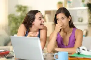 Les 7 erreurs qui ruinent votre haleine, halitose , mauvaise odeur tabac cigarette vapoter digestion reflux estomac intestins dysbiose ballonnements aliments odorants, brossage des dents