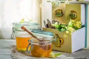 Miel de tilleul saveur douce et légèrement mentholée, parfait pour apaiser et sucrer vos infusions du soir tout en profitant de ses bienfaits naturels
