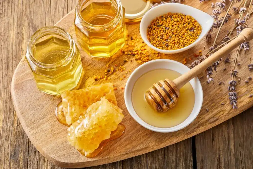 Miel et produits de la ruche pots authentiques, pollen, propolis, cire et alvéoles. Bienfaits, usages santé, cuisine et beauté au naturel