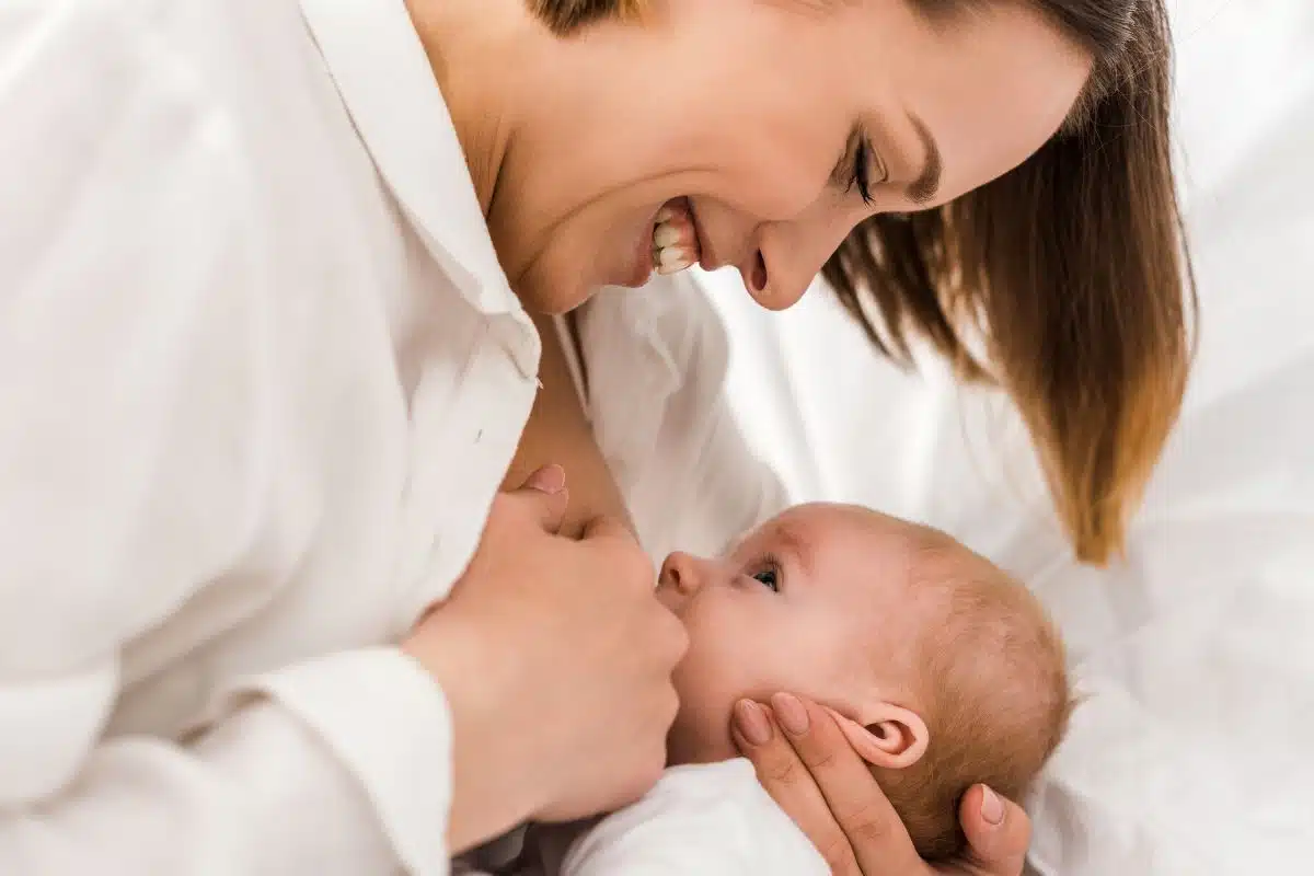 position allaitement mise au sein allaitement bébé prise du sein tétée efficace stimuler la lactation douleurs allaitement tétée douloureuse crevasses allaitement conseils allaitement al