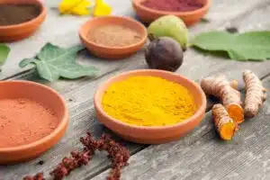 3 plantes ayurvéda antioxydantes curcuma, gingembre, moringa, plantes ayurvéda antioxydantes santé curcuma ashwagandha tulsi