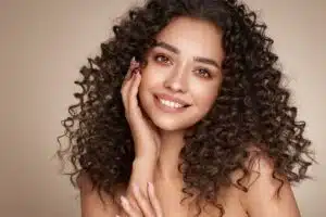 Boucler ses cheveux naturellement meilleurs techniques chevelure ondulée cheveux frisés effet wavy crinière bouclée texture bouclée volume naturel rebond des cheveux mouvements dans les che