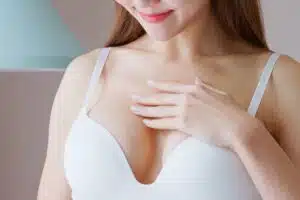 Forme de seins de femme, seins pointus, petits seins pointus, forme de seins, différente forme de seins, beaux seins pointus, type de sein, seins en pointe, femme sans seins, seins normaux,
