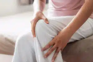 Comment soigner une douleur musculaire derrière le genou