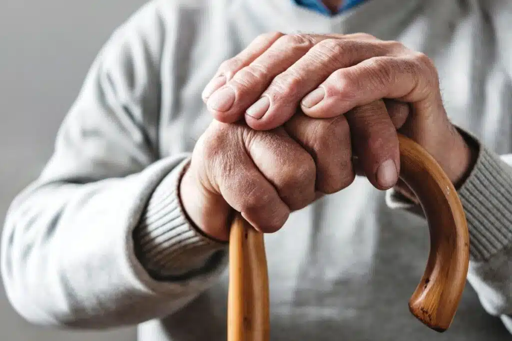 Grille AGGIR niveau de dépendance des personnes âgées, aides adaptées ; gestes du quotidien se lever, manger, s’habiller, se déplacer… mesurer la perte d'autonomie