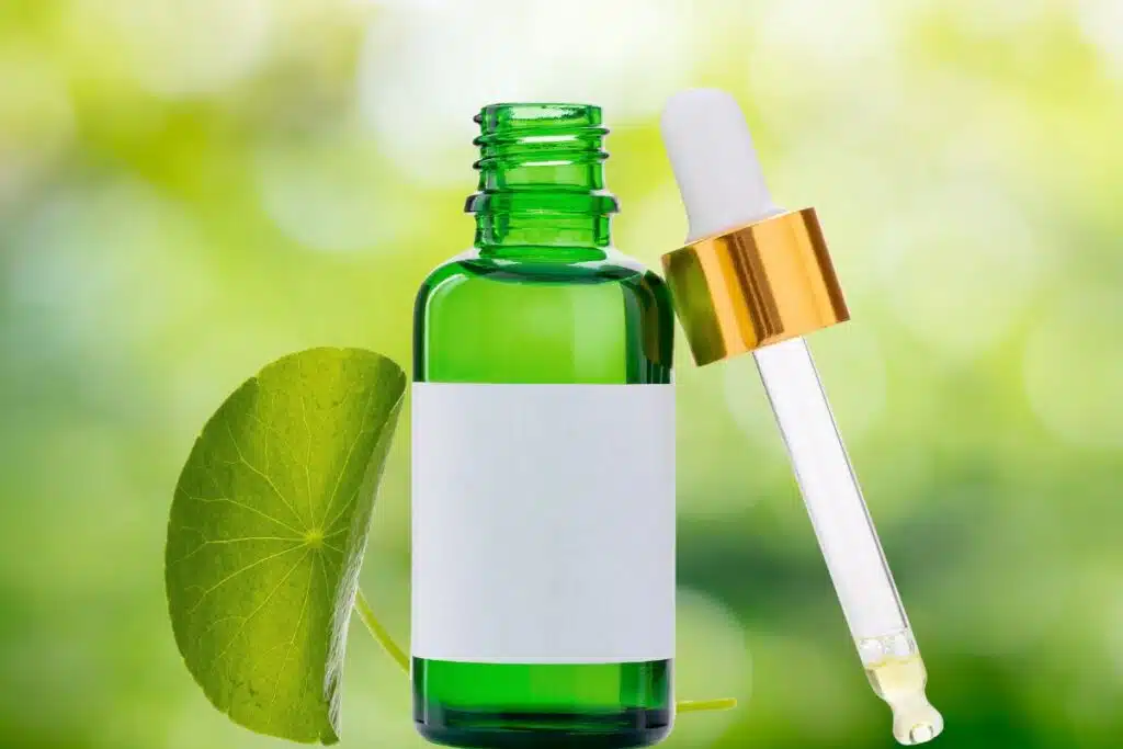 bienfaits de la centella asiatica Soins anti-âge, repulpe et raffermit la peau, soins anti-imperfections, atténue les cicatrices d’acné crèmes réparatrices